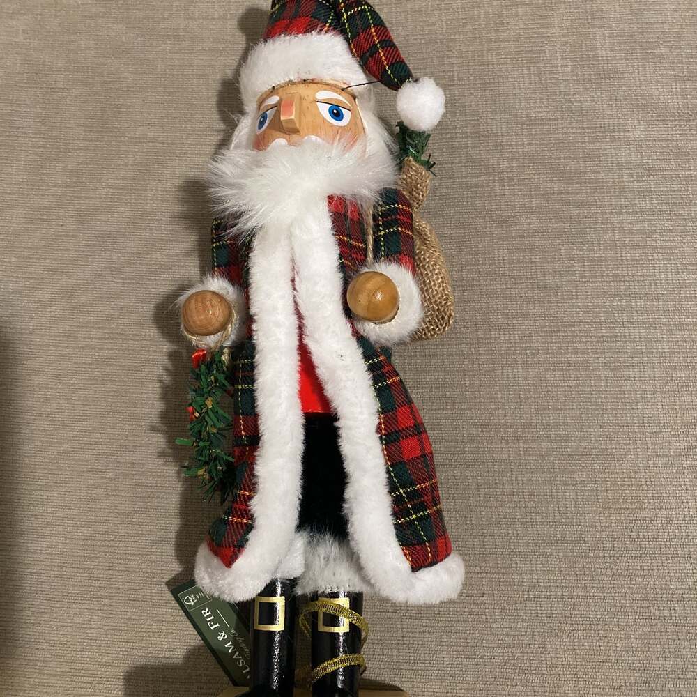 Balsam & Fir 13.5" Nutcracker Holding Wreath Christmas Resin Figurine Decor